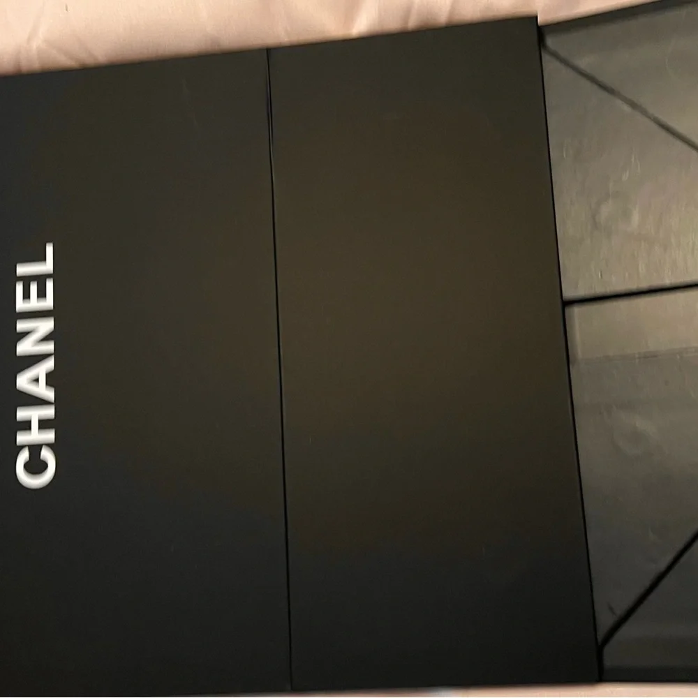 Chanel Cream Tote Bag with Textured Canvas and Iconic CC Logo - Picture 4 of 16